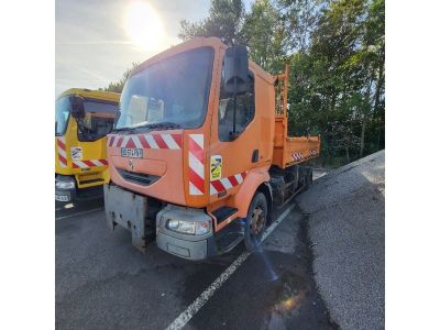 deux camions garés l'un à côté de l'autre sur le parking