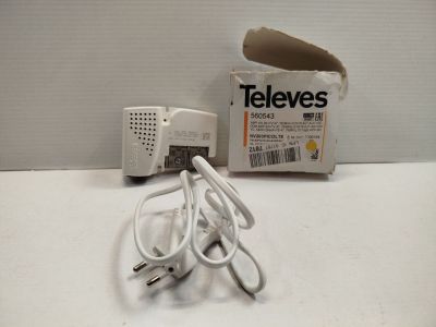 une boîte contenant des téléphones posée sur une table à côté d'un chargeur
