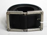 une ceinture noire avec une boucle métallique sur un fond blanc