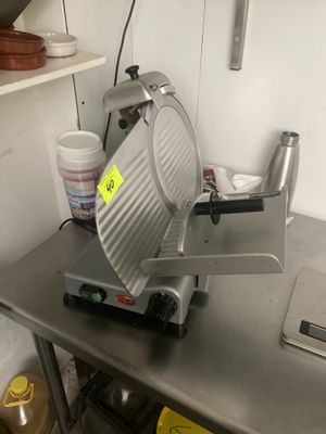 une machine posée sur une table dans une cuisine