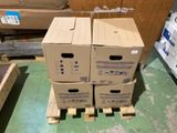 quatre cartons empilés sur des palettes dans un entrepôt