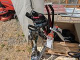 un vélo rangé dans une caisse en bois