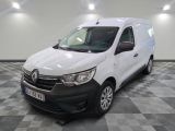 la camionnette blanche est garée sur le sol en damier d'une pièce