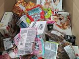 une boîte en carton remplie de toutes sortes de friandises