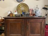 un buffet sur lequel sont posés de nombreux plats