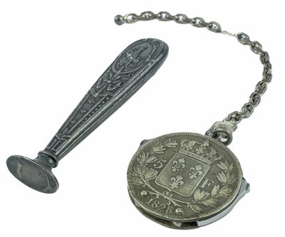 un collier orné d'une pièce et d'une cuillère
