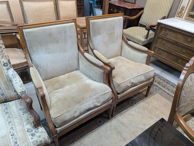 beaucoup de chaises et une table dans une pièce