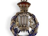 un gros plan d'un insigne orné d'une couronne