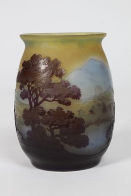 un vase avec un tableau posé sur une table