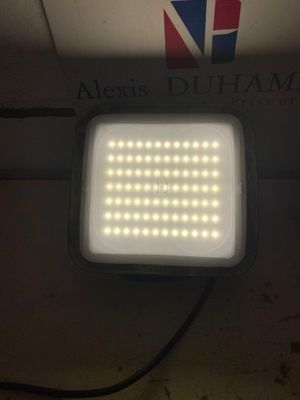 une lumière blanche posée sur une table