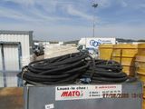 un camion avec plein de tuyaux à l'arrière