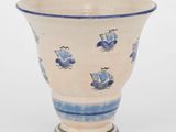 un vase bleu et blanc orné de fleurs bleues