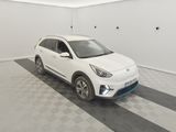 la voiture blanche est garée dans le garage sur le sol en damier