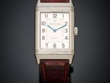 une photo d'une montre carrée argentée avec un bracelet en cuir marron