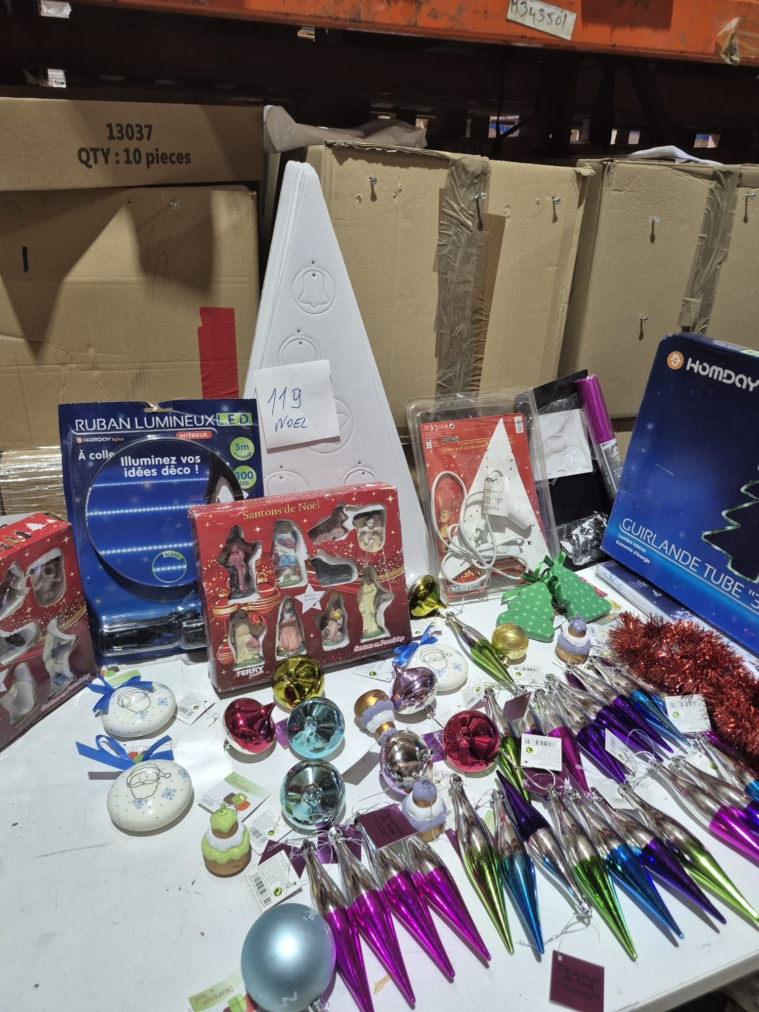 Lot n°119 – 60 pièces de décorations de Noël assorties : san…