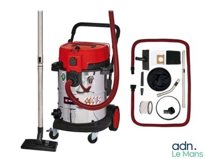 L'aspirateur est rouge et argenté, avec une poignée noire et un tuyau rouge.