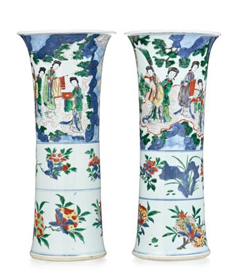 paire de vases chinois ornés de figures et de fleurs peintes
