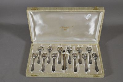 six cuillères dans un étui avec un manche en argent