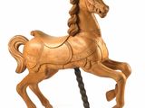 un cheval de bois fixé à un poteau