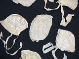 plusieurs morceaux de tissu sont disposés sur une surface noire
