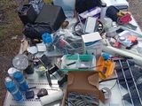 une table sur laquelle s'entassent toutes sortes d'objets