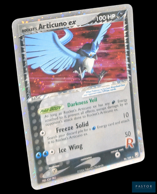 un gros plan d'une carte Pokémon sur laquelle figure un oiseau