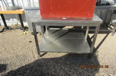 une photo d'une table sur laquelle est posé un réfrigérateur