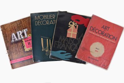 quatre livres qui sont posés les uns à côté des autres
