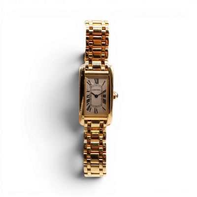 une montre-bracelet en or avec des chiffres romains et des chiffres romains
