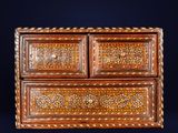 une vieille commode en bois ornée de sculptures raffinées