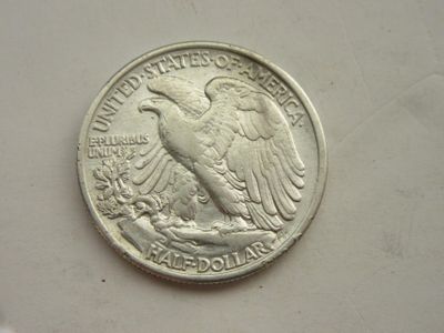 un gros plan d'une pièce de monnaie sur laquelle figure un aigle