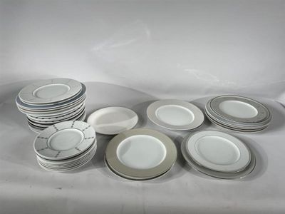 un grand nombre d'assiettes posées sur une table