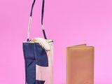 un sac à main et un portefeuille sur fond rose