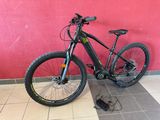un vélo garé devant un mur rose