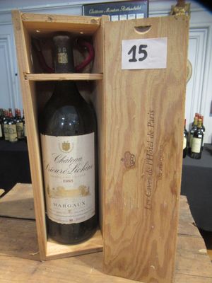 une boîte en bois avec une bouteille de vin à l'intérieur