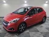 une voiture rouge garée dans un garage au sol en damier