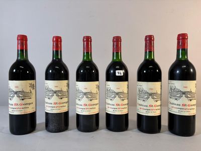 six bouteilles de vin rouge sont alignées sur une table