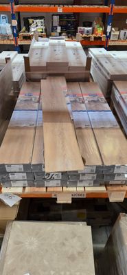de nombreuses piles de planches de bois dans un entrepôt