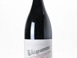 une bouteille de vin posée sur une table