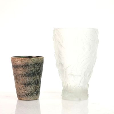 deux vases posés l'un à côté de l'autre sur une table