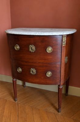 une commode en marbre dans le coin d'une pièce