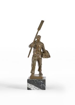 statue d'un homme tenant un fusil, posée sur un socle en marbre