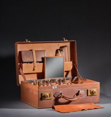 une valise marron contenant un miroir et un chiffon