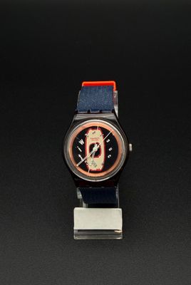 une montre sur laquelle est représenté un dragon, sur un fond noir