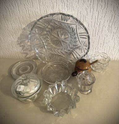 un grand nombre d'objets en verre posés sur une table