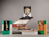 plusieurs livres sont empilés sur une table