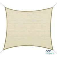 un gros plan d'une voile d'ombrage beige sur fond blanc
