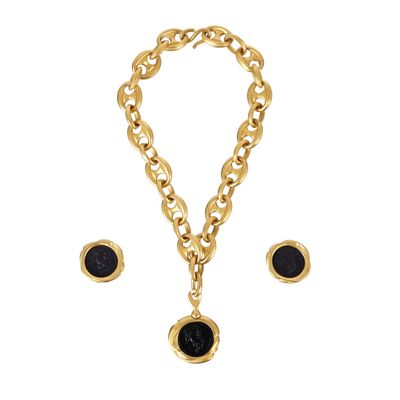 un gros plan d'un collier et de boucles d'oreilles sur fond blanc
