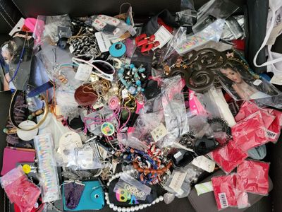 une boîte noire remplie d'une multitude d'objets divers