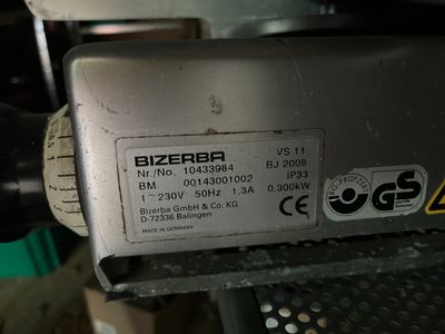 un gros plan d'une machine sur laquelle est apposée une étiquette